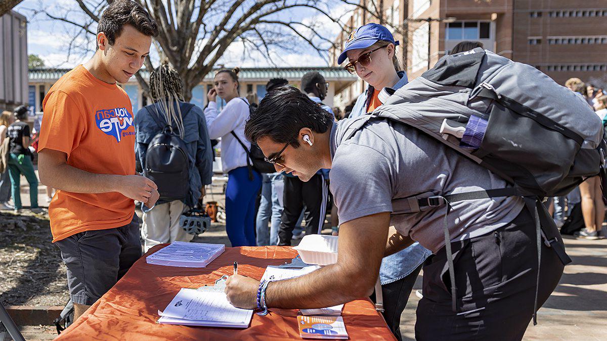 People signing up to vote.